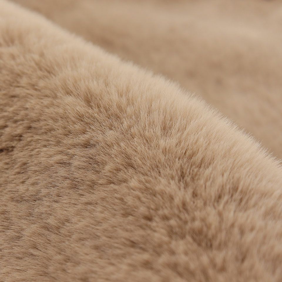 豊かで贅沢な高密度フェイクファーシリーズです／カラー：ベージュ