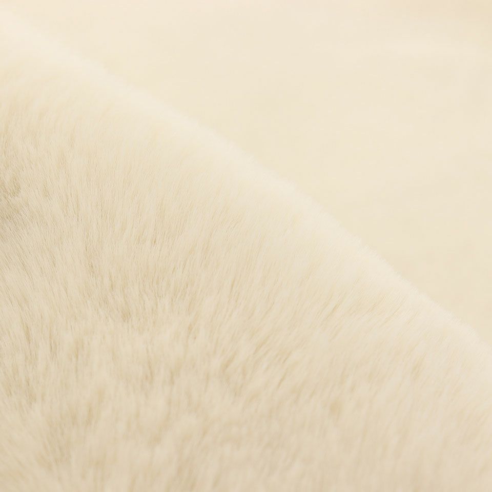 豊かで贅沢な高密度フェイクファーシリーズです／カラー：アイボリー
