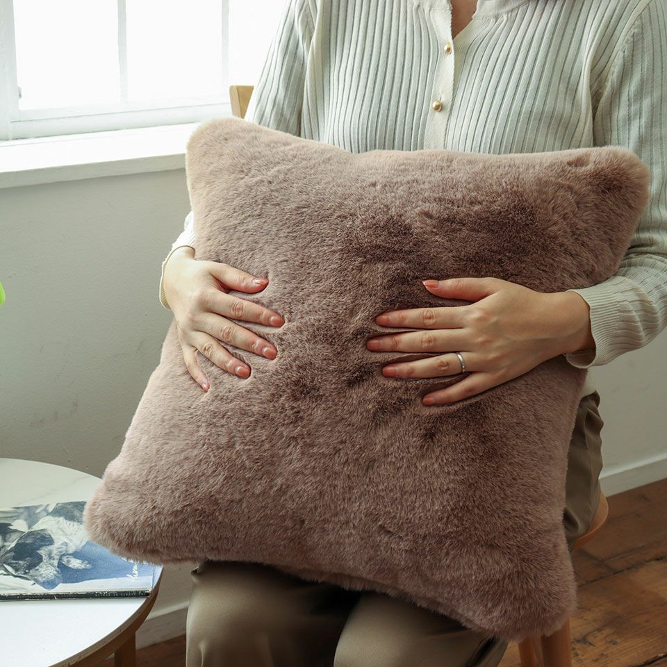 この商品は両面にファーを使っているので触り心地は最高にリッチです／カラー：ベージュ