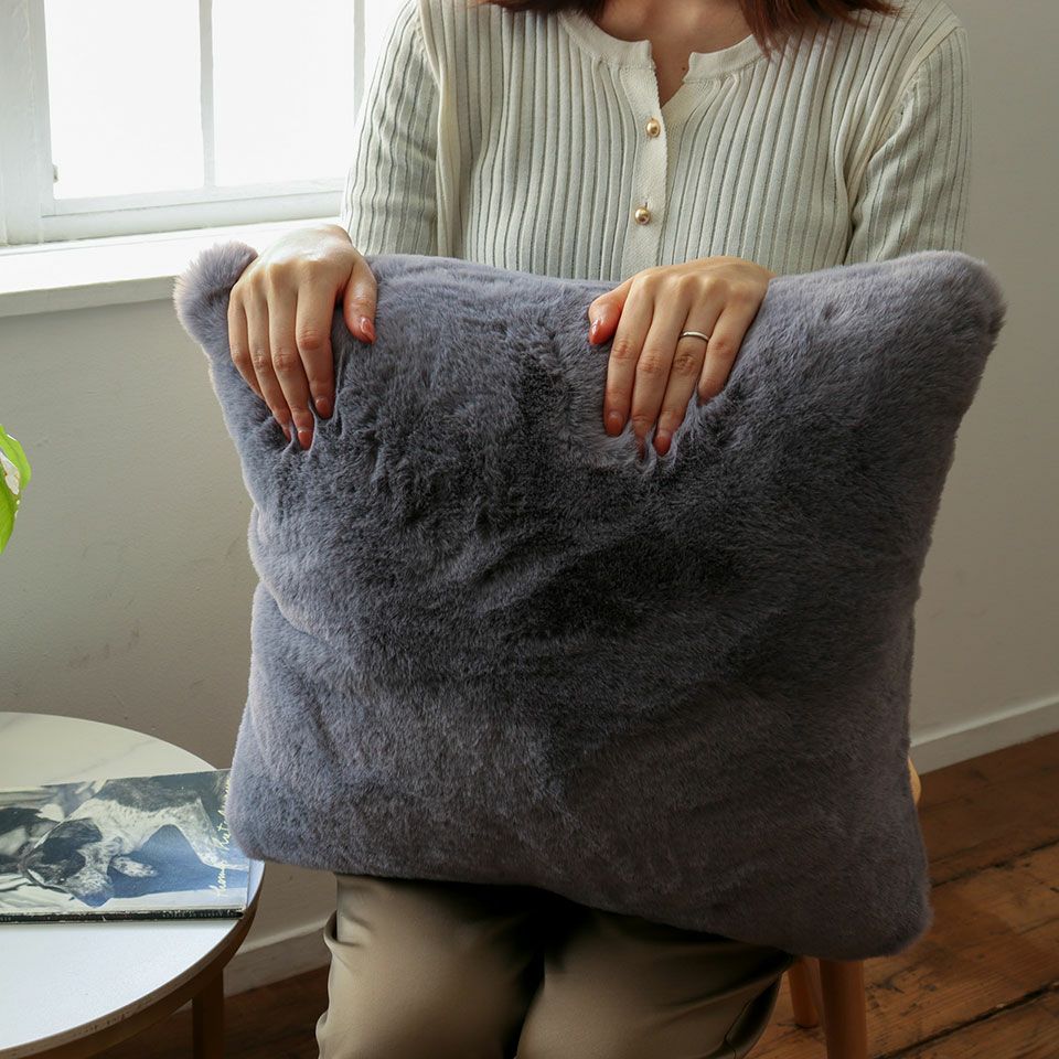 この商品は両面にファーを使っているので触り心地は最高にリッチです／カラー：グレー