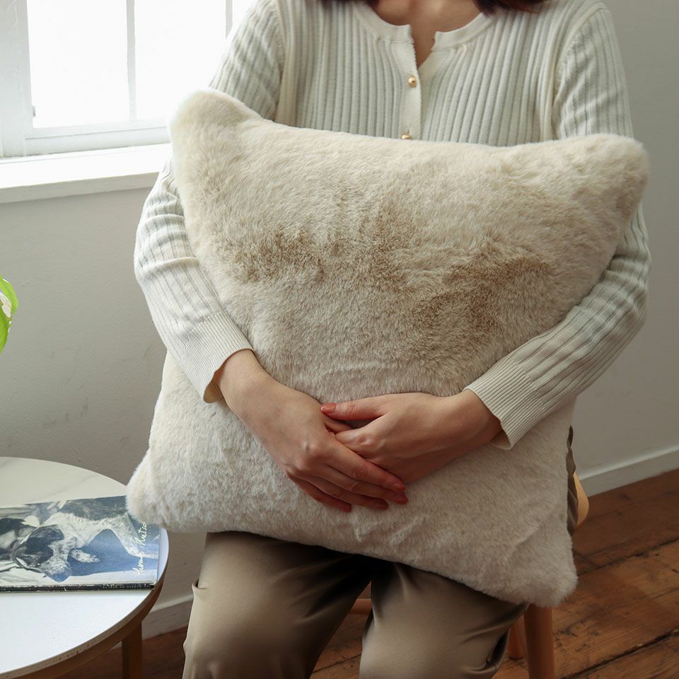 この商品は両面にファーを使っているので触り心地は最高にリッチです／カラー：アイボリー