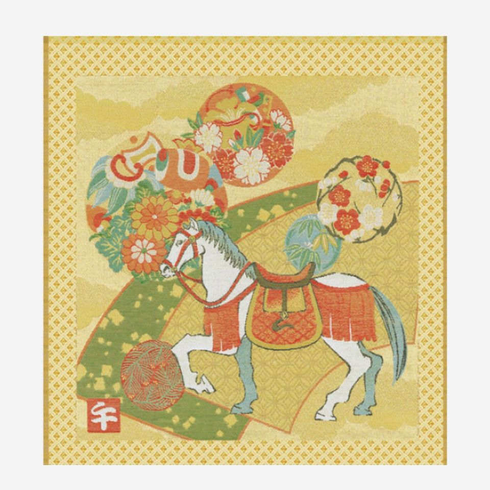 四季の花や宝尽くしの柄の丸文と装飾品を纏った煌びやかな馬を組み合わせたおめでたい文様です