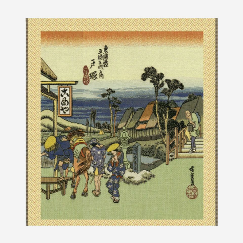 江戸を出た旅人が一日歩いて辿り着く初日宿となる戸塚。鎌倉へ向かう別な道がある分岐点で、「こめや」茶屋の看板が特徴的な広重の作品です