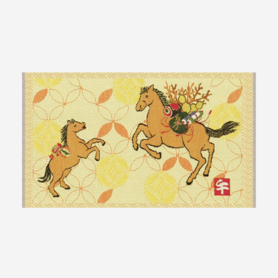 円満・繁栄を表す花七宝繋ぎ文様と、福を背負い仲睦まじい親子姿の跳ね馬は、躍進・成功をもたらす上向きで縁起の良い意匠です