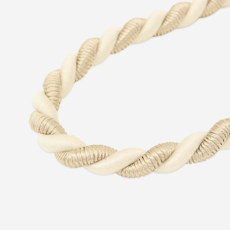 光沢のロープと綿のようなマットなロープを捩ったデザインで、光沢部分には細かな質感を加えた凝った細工が施してあります／カラー：アイボリー