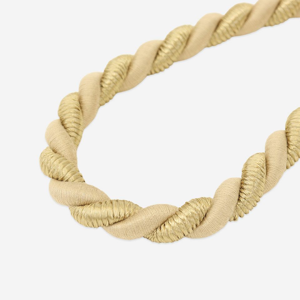 光沢のロープと綿のようなマットなロープを捩ったデザインで、光沢部分には細かな質感を加えた凝った細工が施してあります／カラー：ゴールド