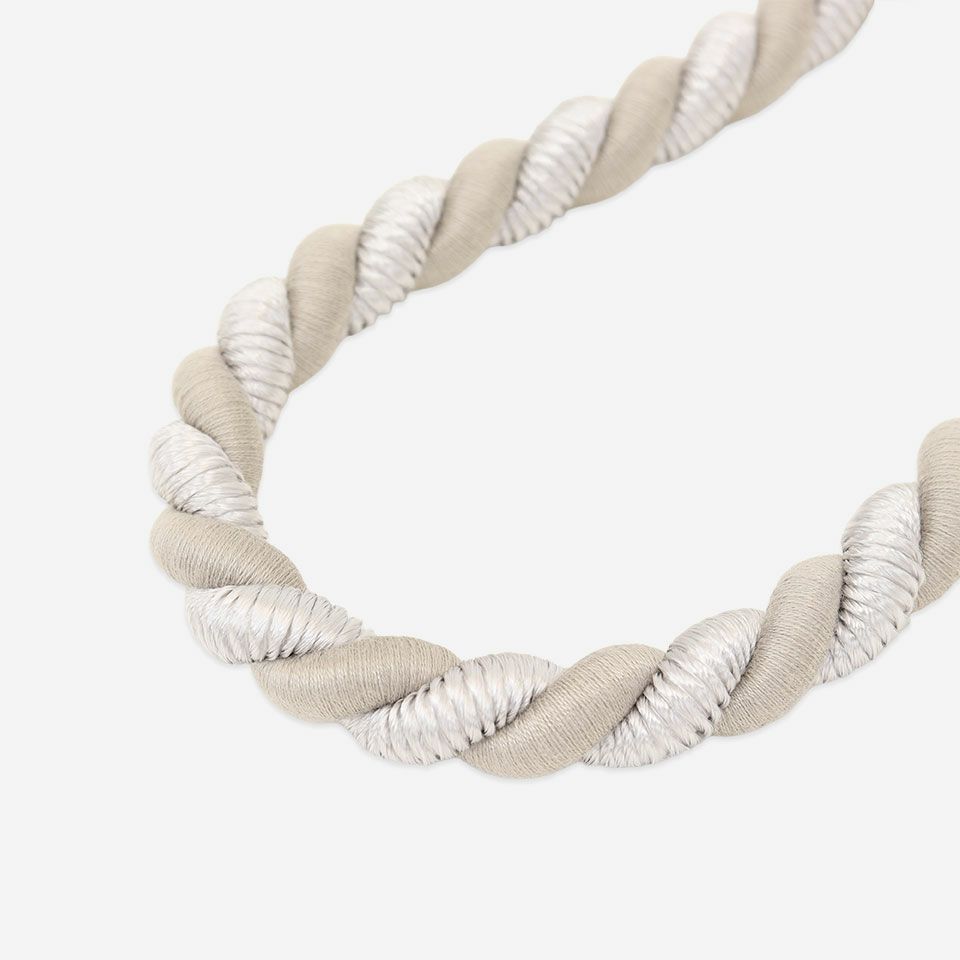 光沢のロープと綿のようなマットなロープを捩ったデザインで、光沢部分には細かな質感を加えた凝った細工が施してあります／カラー：グレー