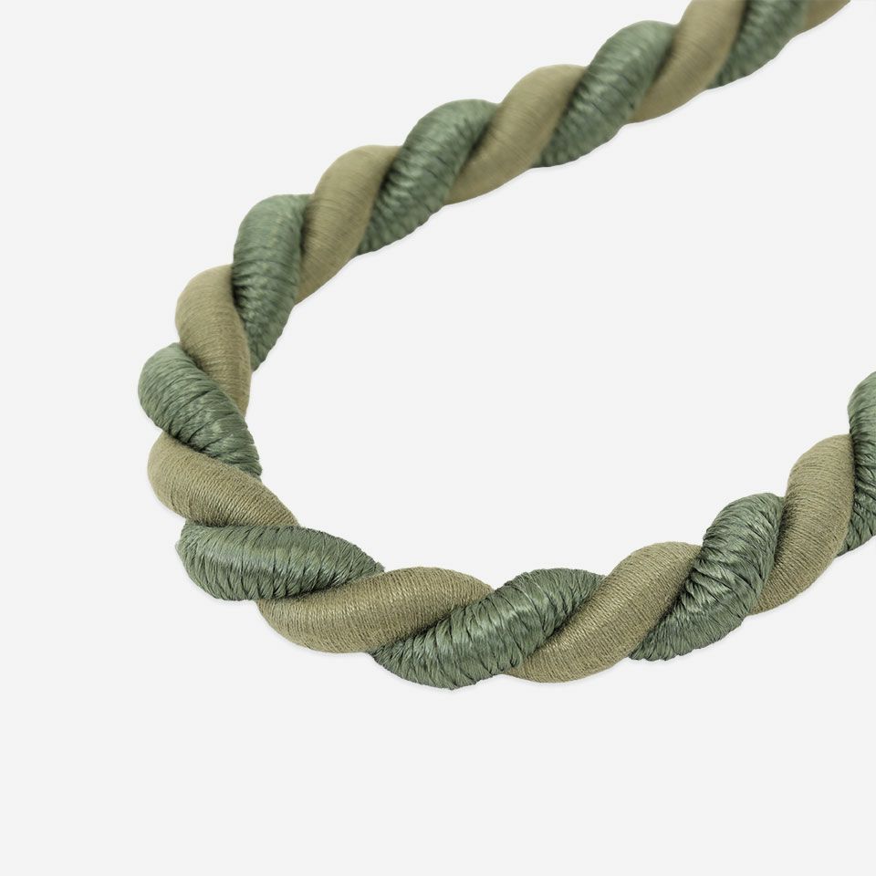 光沢のロープと綿のようなマットなロープを捩ったデザインで、光沢部分には細かな質感を加えた凝った細工が施してあります／カラー：グリーン