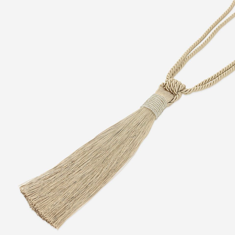 ニュアンスカラーのモダンエレガントタッセルです／カラー：ベージュ