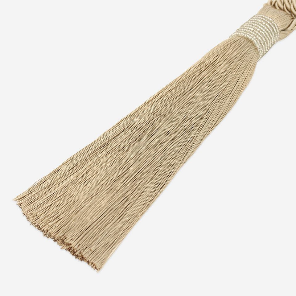 上部のビーズがキラキラと光り、アクセントとなっています／カラー：ベージュ