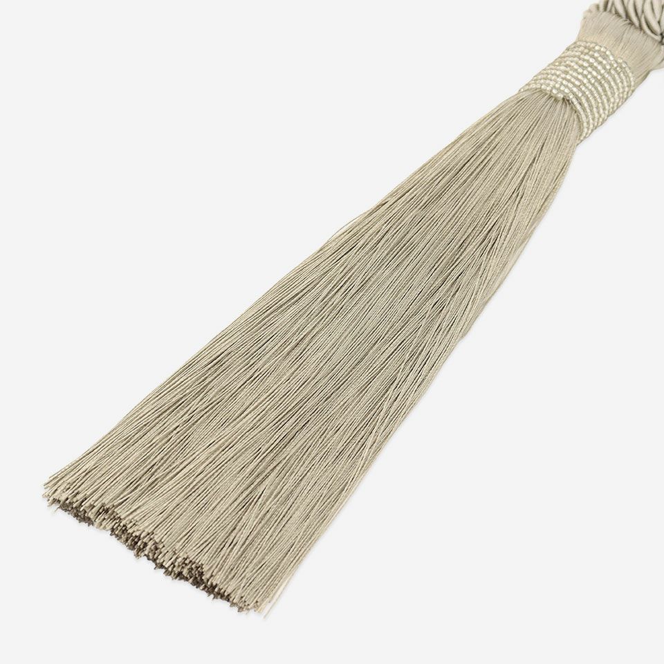 上部のビーズがキラキラと光り、アクセントとなっています／カラー：グレー