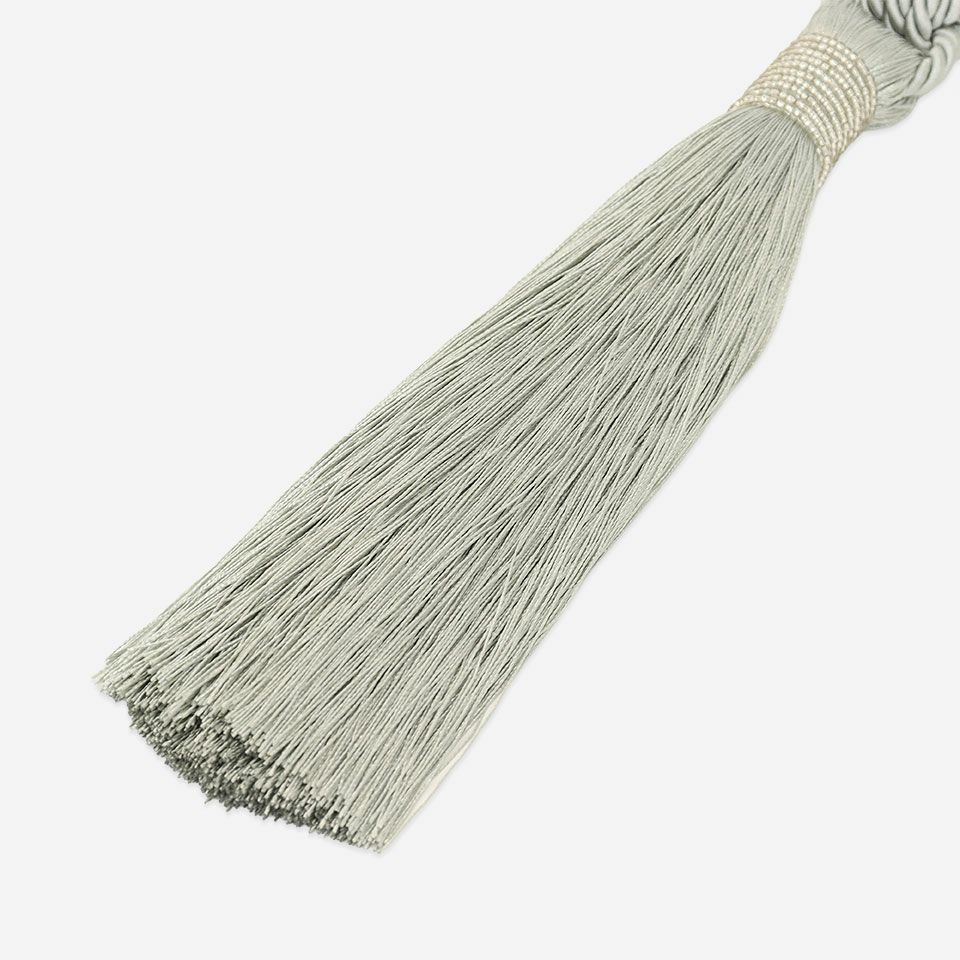 上部のビーズがキラキラと光り、アクセントとなっています／カラー：ブルーグレー