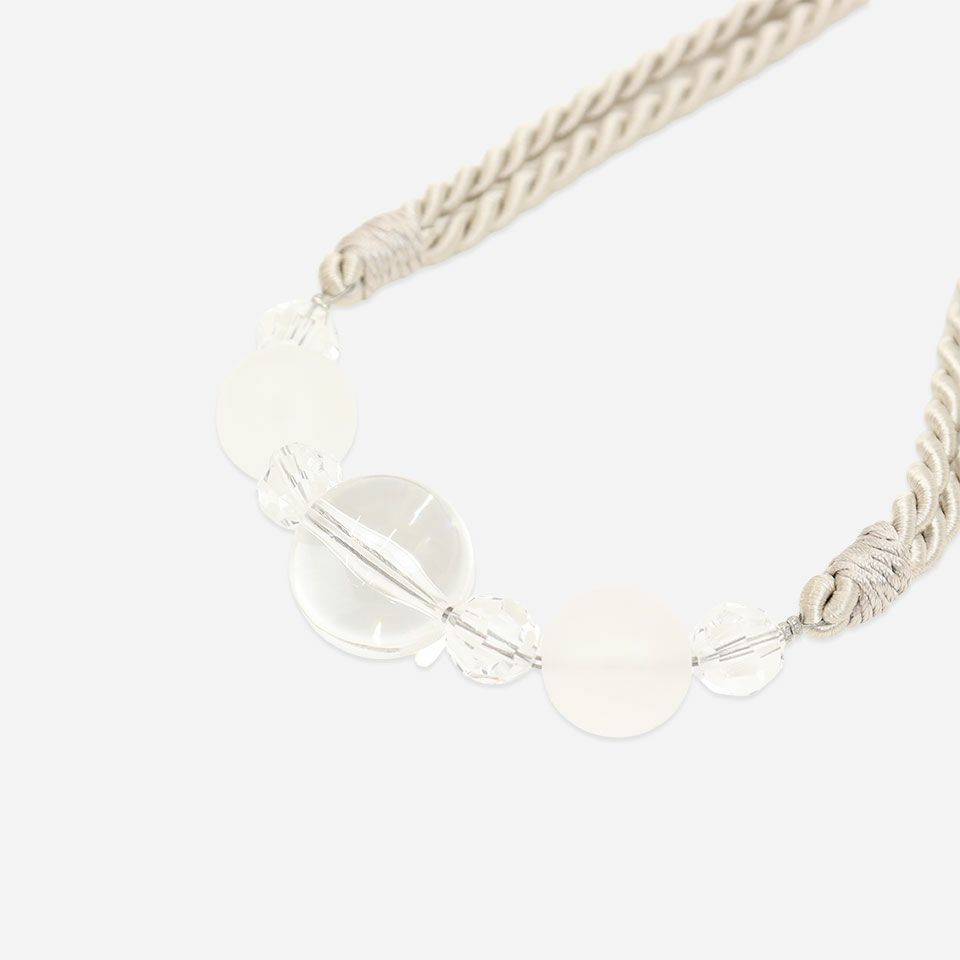 透明とすりガラスのようなビーズとを交互に配した繊細なデザインで、窓辺できらきらと光を受け、美しさが際立ちます／カラー：アイボリー