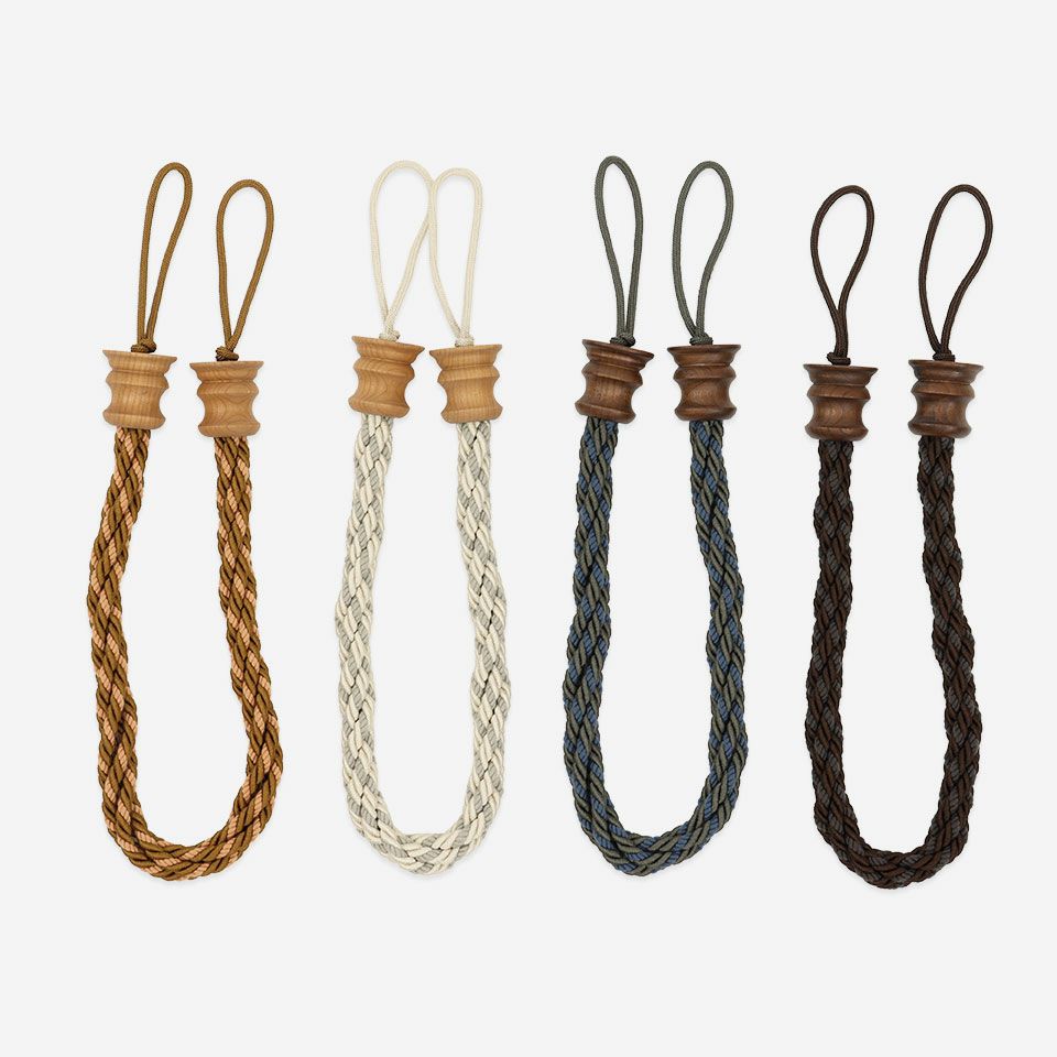 カラーは4色展開です