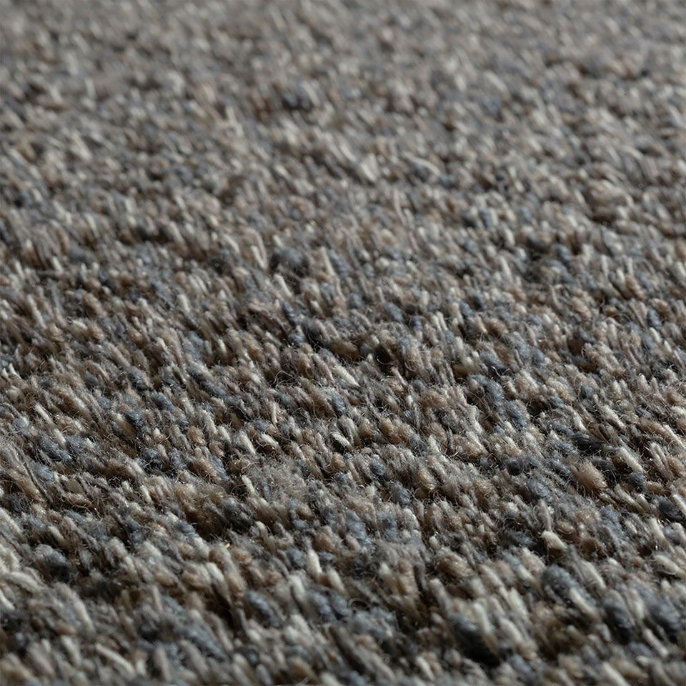 草原の草木が風になびくすがたを表現しました／カラー：グレー