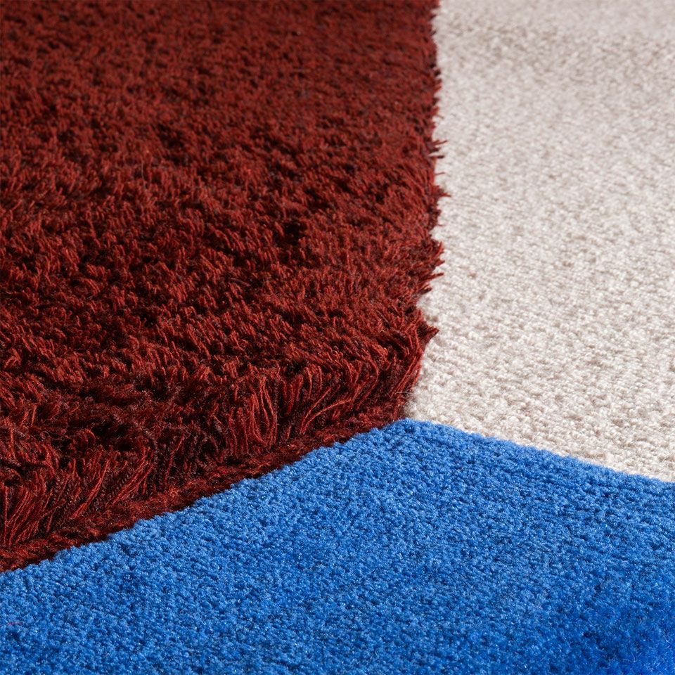 足元にアートを飾る感覚でデザインしました／カラー：レッド