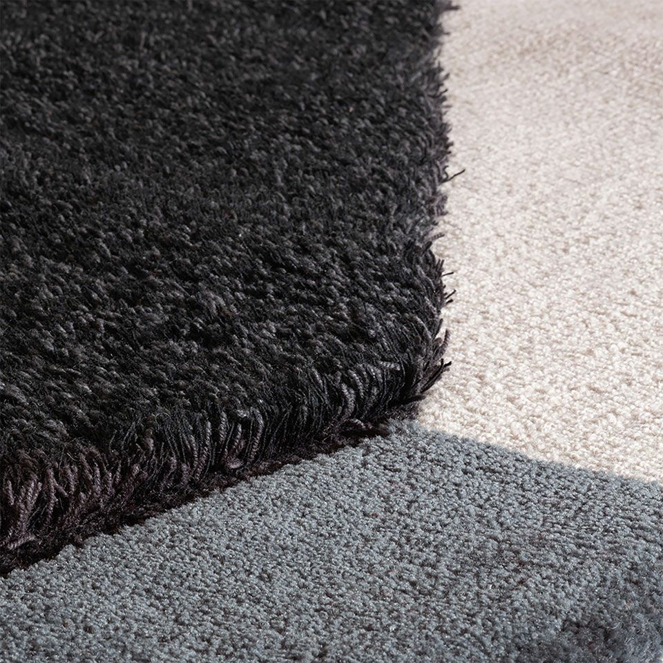 足元にアートを飾る感覚でデザインしました／カラー：グレー