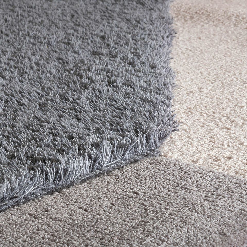 足元にアートを飾る感覚でデザインしました／カラー：ライトグレー