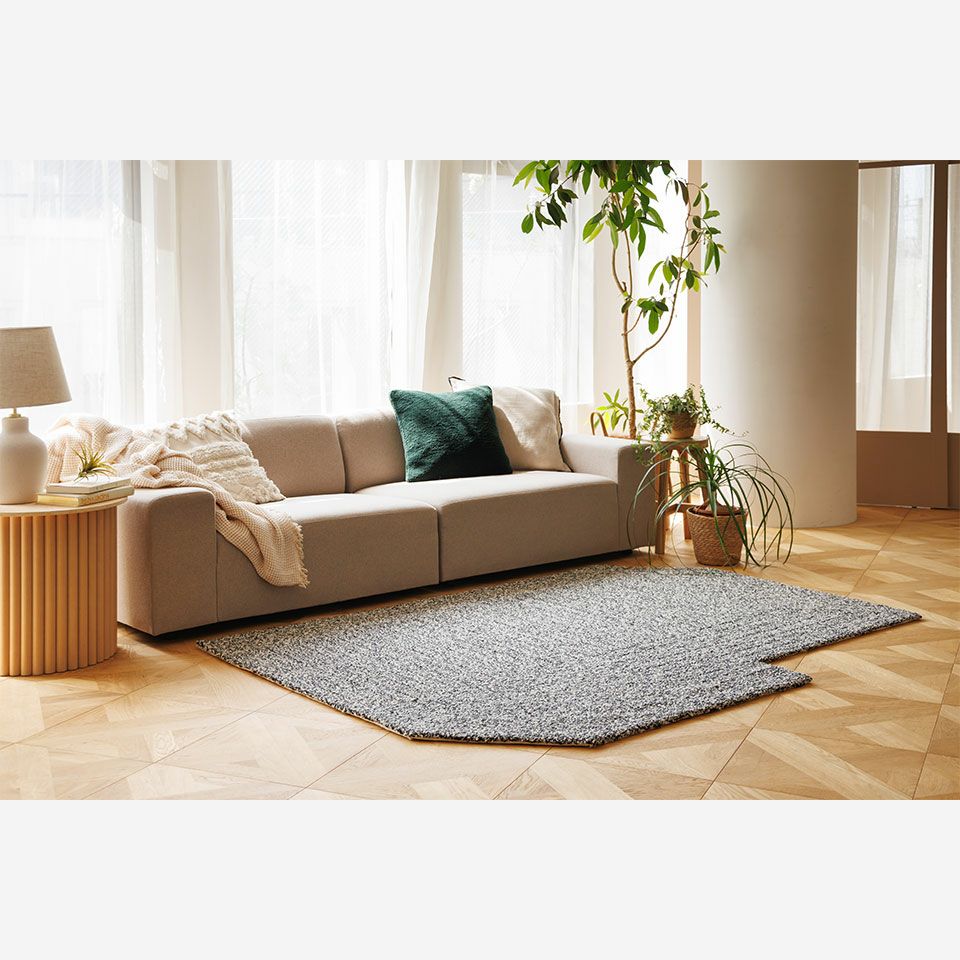 「ZENGARDEN」は、禅の哲学からインスピレーションを得た日本庭園の様式の一つである「枯山水」をモチーフにしたラグです