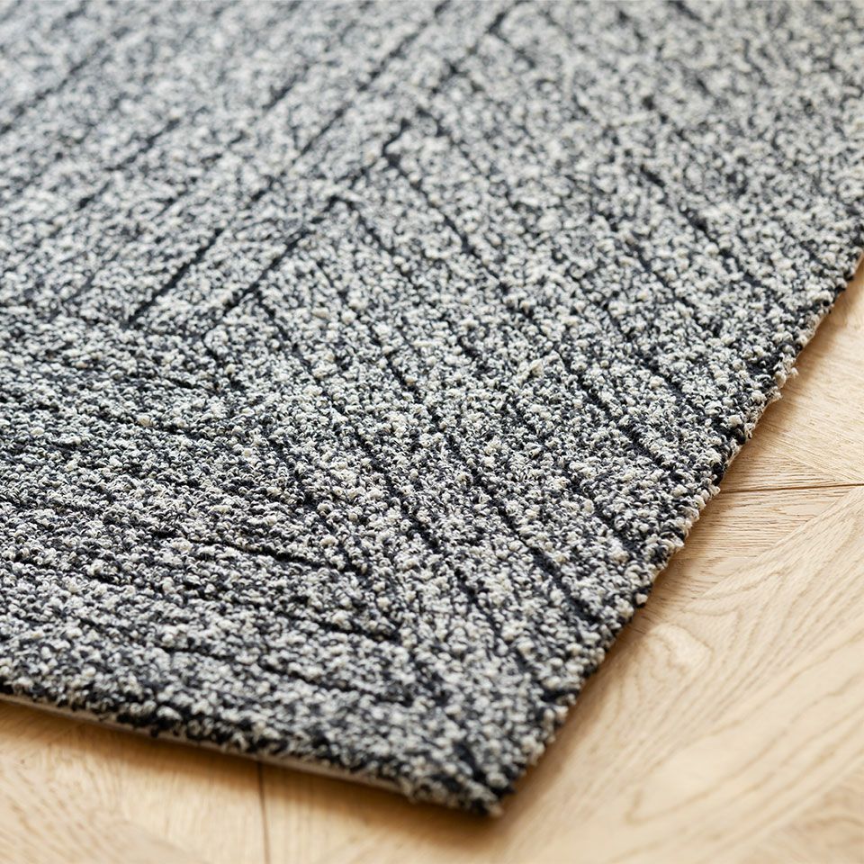 「枯山水」の砂の風合いを表現するため、高度な撚糸技術を駆使した糸を社内で開発しました