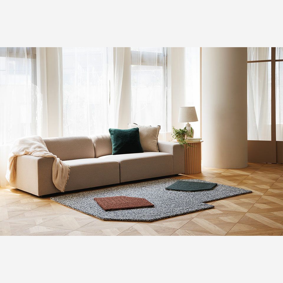 枯山水の飛び石をモチーフにした「ZENGARDENozabu」は、お座布団としても使用できます