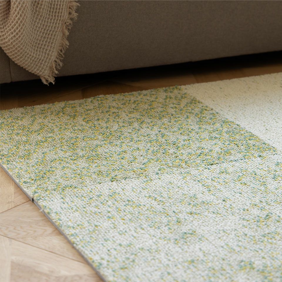 裏面には滑り止め加工が施されており、一度置くとずれにくく簡単にお好みのデザインに並べて使うことができます