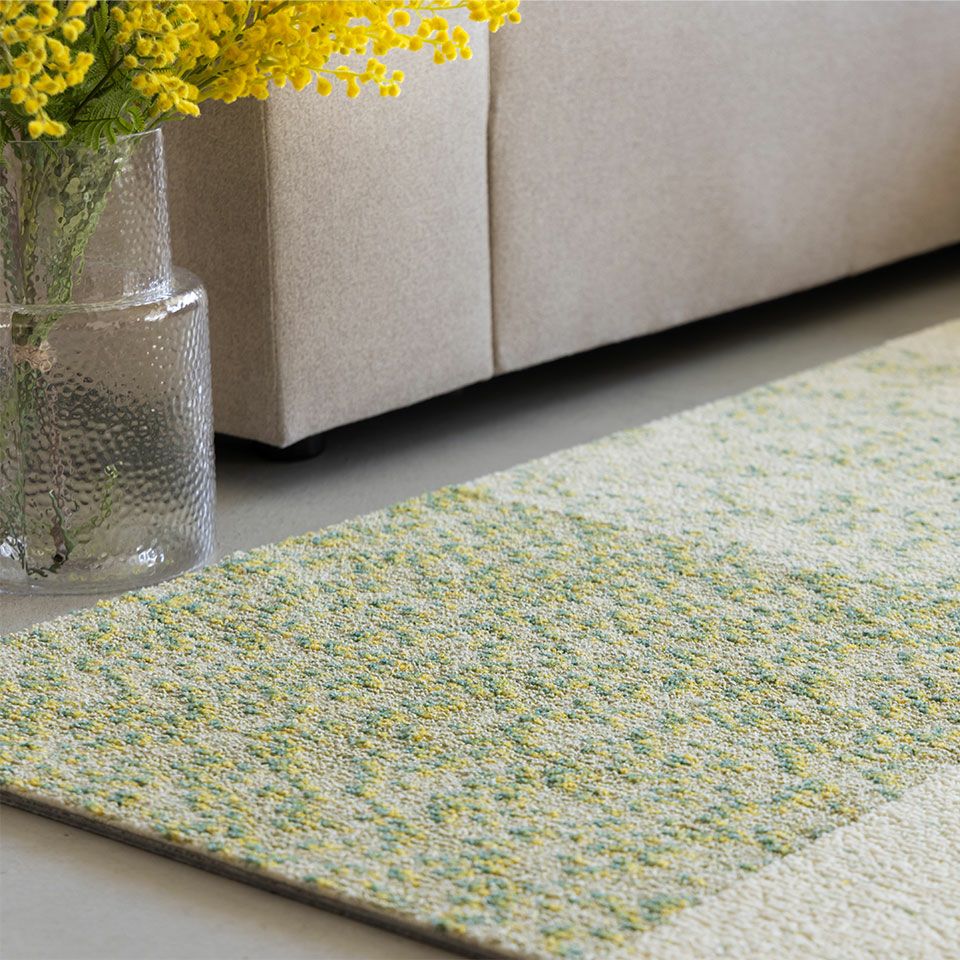 本社 市原事業所内の工場で作ったウールの意匠撚糸をふんだんに使い、リッチな踏み心地と手触りの良さ、天然繊維の優しい風合いにこだわりました