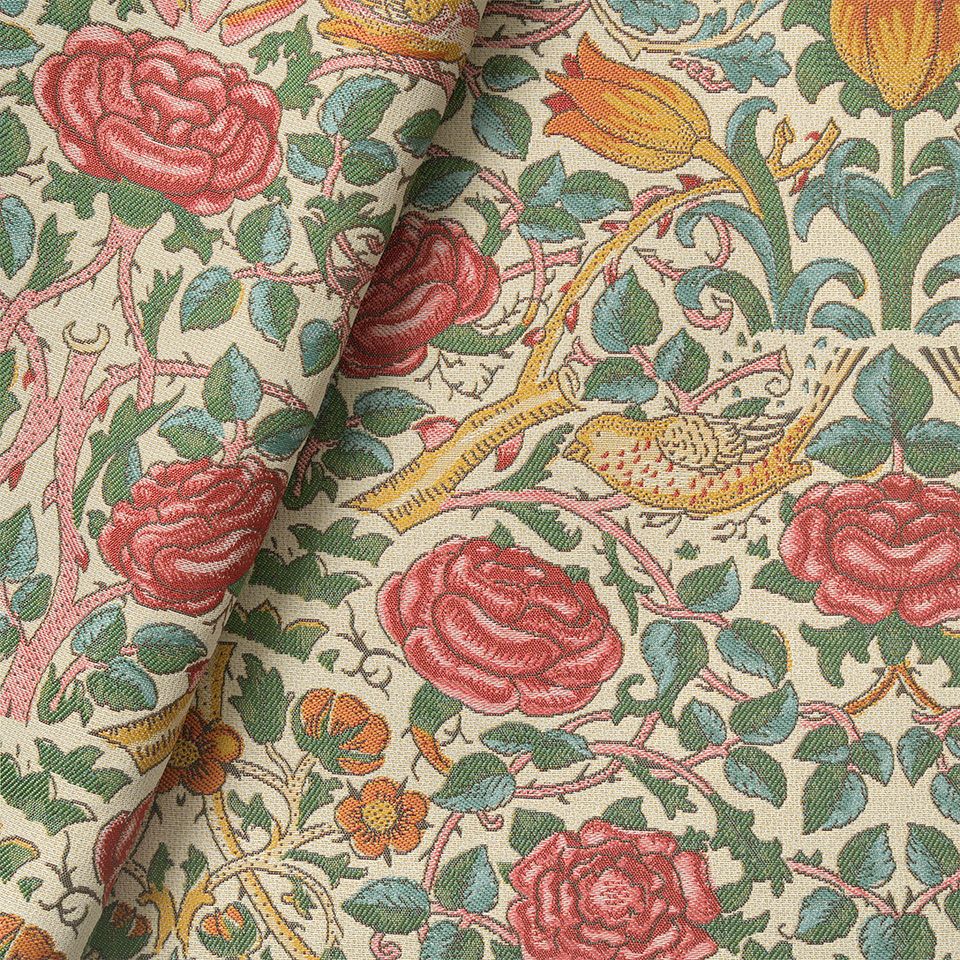 生地拡大画像／バラの花は、繊細な織りのグラデーションによって、豊かな色彩と立体感が表現されています