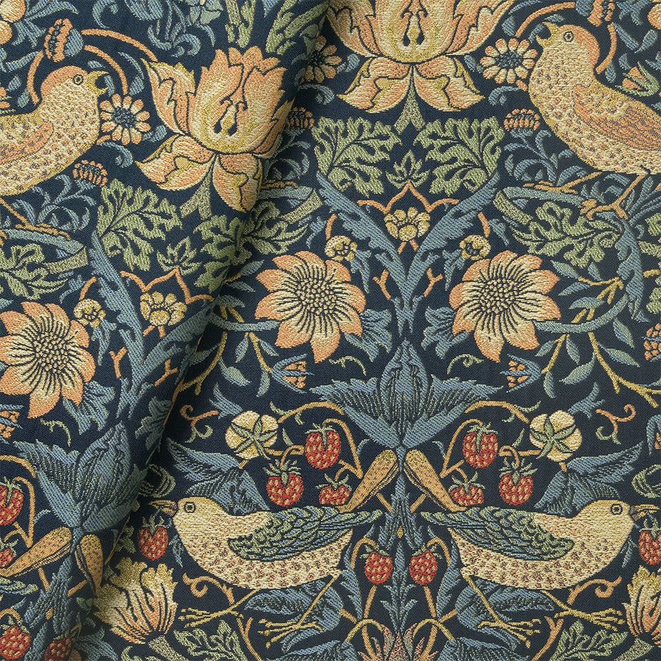 生地拡大画像／1883年にモリス商会のマートンアビー工房で製作されていたハンドプリントを織物にしました