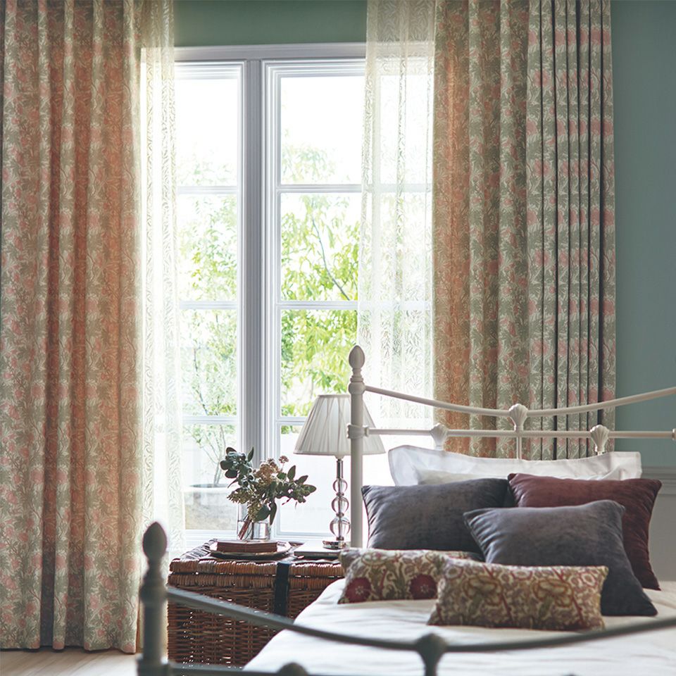 イメージ画像／地模様の葉の上に可憐なアネモネの花を配した、やさしい柄です