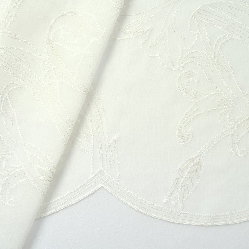 生地拡大画像／ベース生地にはナチュラル感を持たせ、2色の刺繍糸で奥行感を出しています