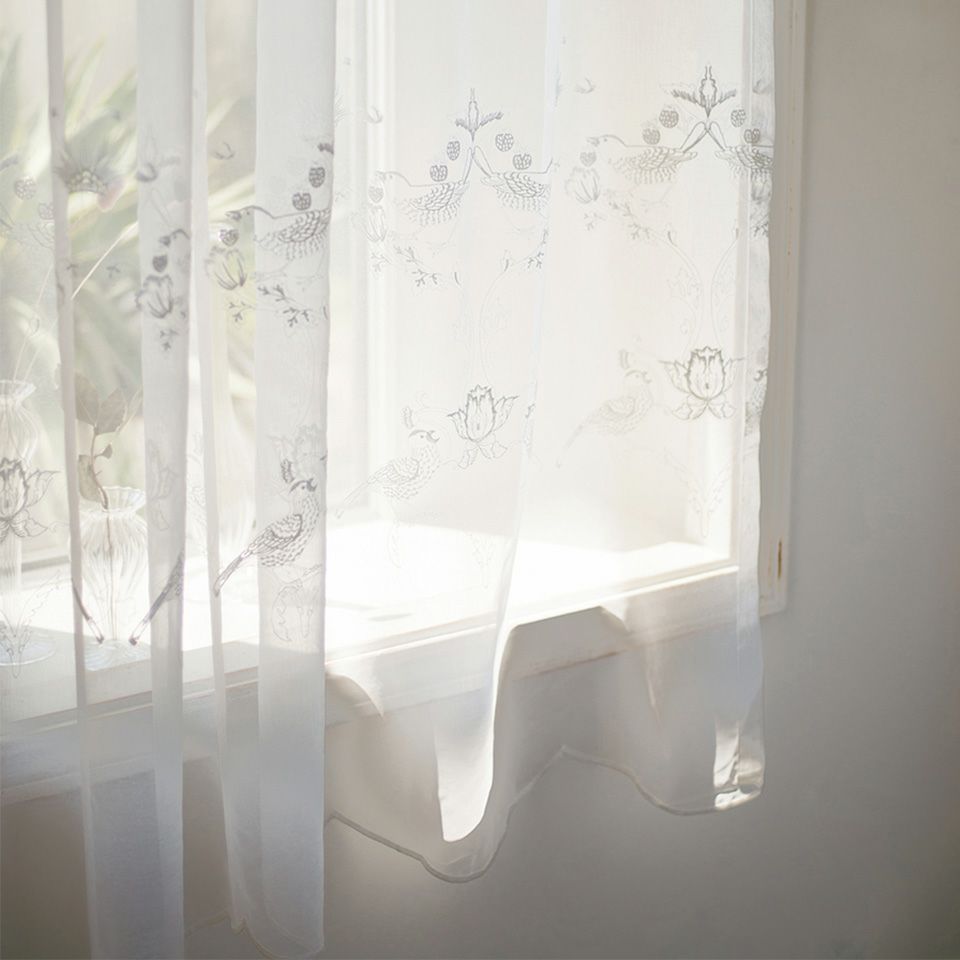 イメージ画像／いちごをついばむツグミのモチーフの刺繍柄です