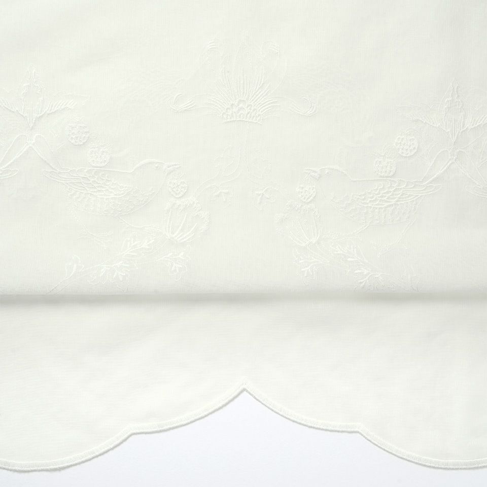 生地拡大画像／ツグミのくちばし、目、羽根を細部まで刺繍で丹念に表現しています