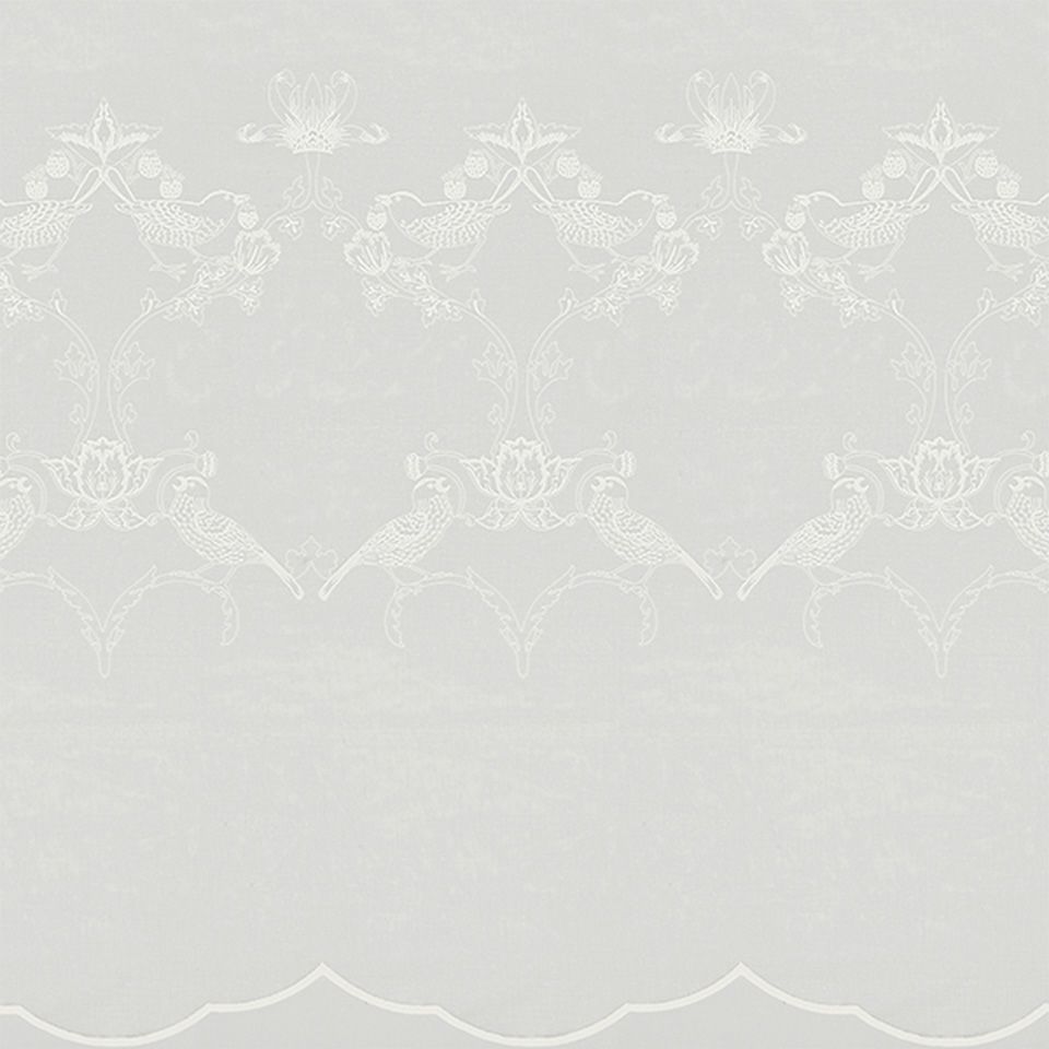 生地画像／オリジナルデザインの一部である、いちごをついばむツグミのモチーフをメインにして、刺繍用のデザインとして作製しています