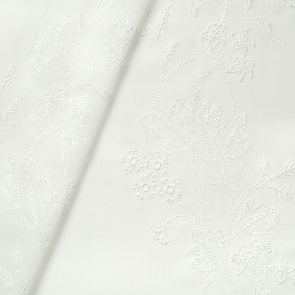 生地拡大画像／ウィリアム・モリスのオリジナルデザインは大切に守りながら、刺繍ステッチを数種取り入れて花の表情に変化をつけています