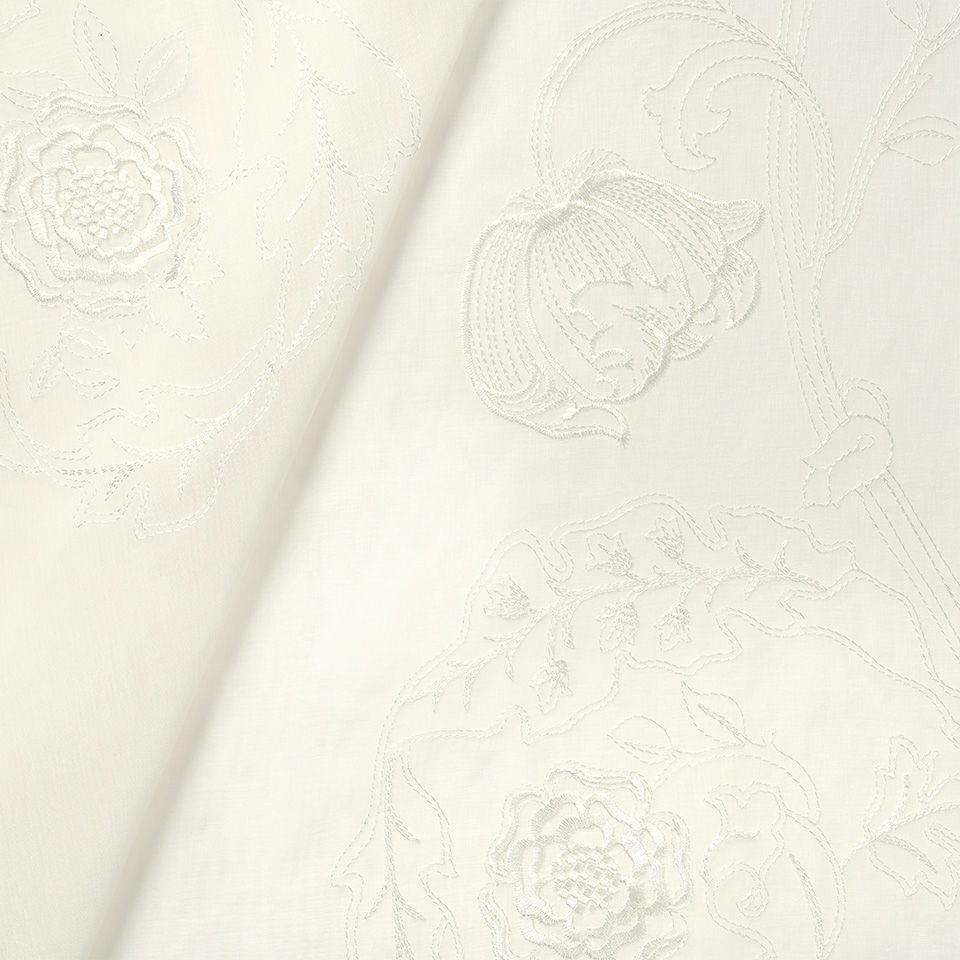 生地拡大画像／花の葉脈、デザイン化された文様細部などに細い刺繍糸で細部の表現に拘り作製しています