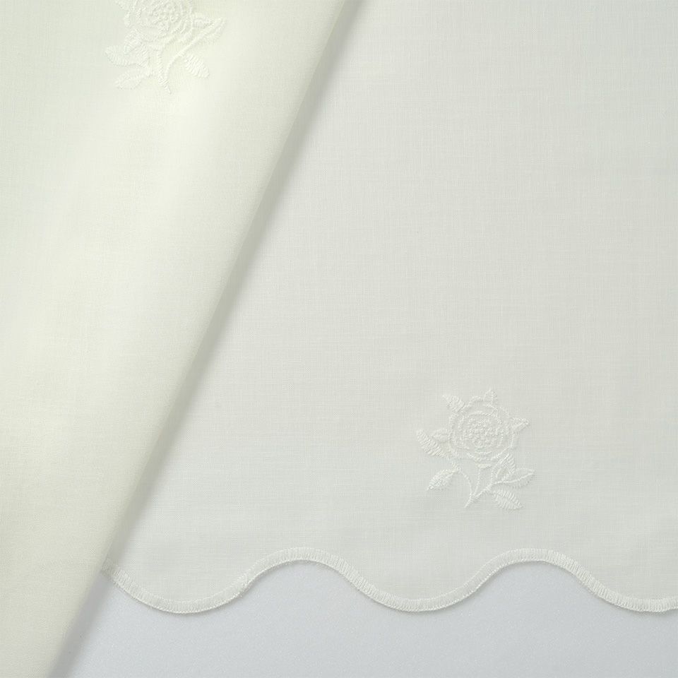 生地拡大画像／ベース生地はナチュラルでモリスの他のドレープにもマッチするレースです