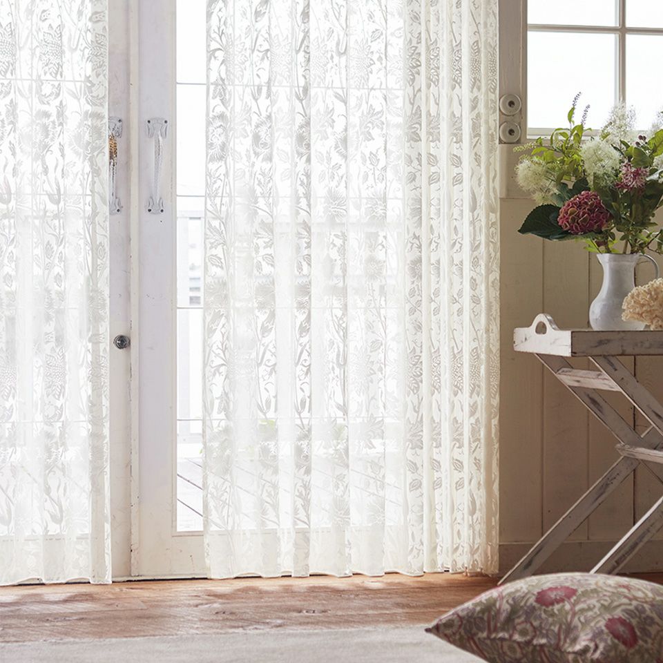 イメージ画像／大柄の花のパターンを、花びらの細部まで繊細に表現した編みレースです