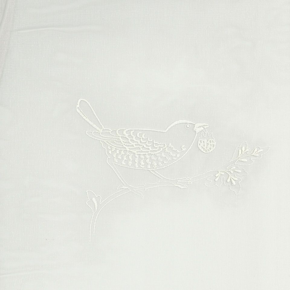 生地拡大画像／ツグミのくちばし、目、羽根を細部まで刺繍で丹念に表現しています