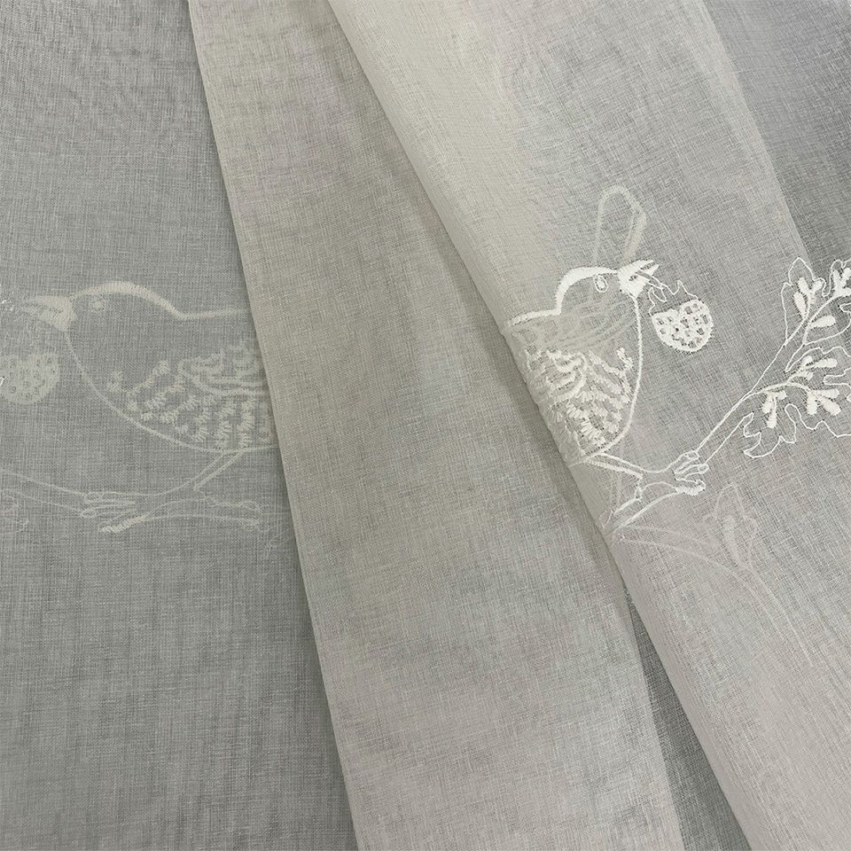 刺繍部分拡大画像／淡いグレーなので、濃色のドレープとも合わせやすいです