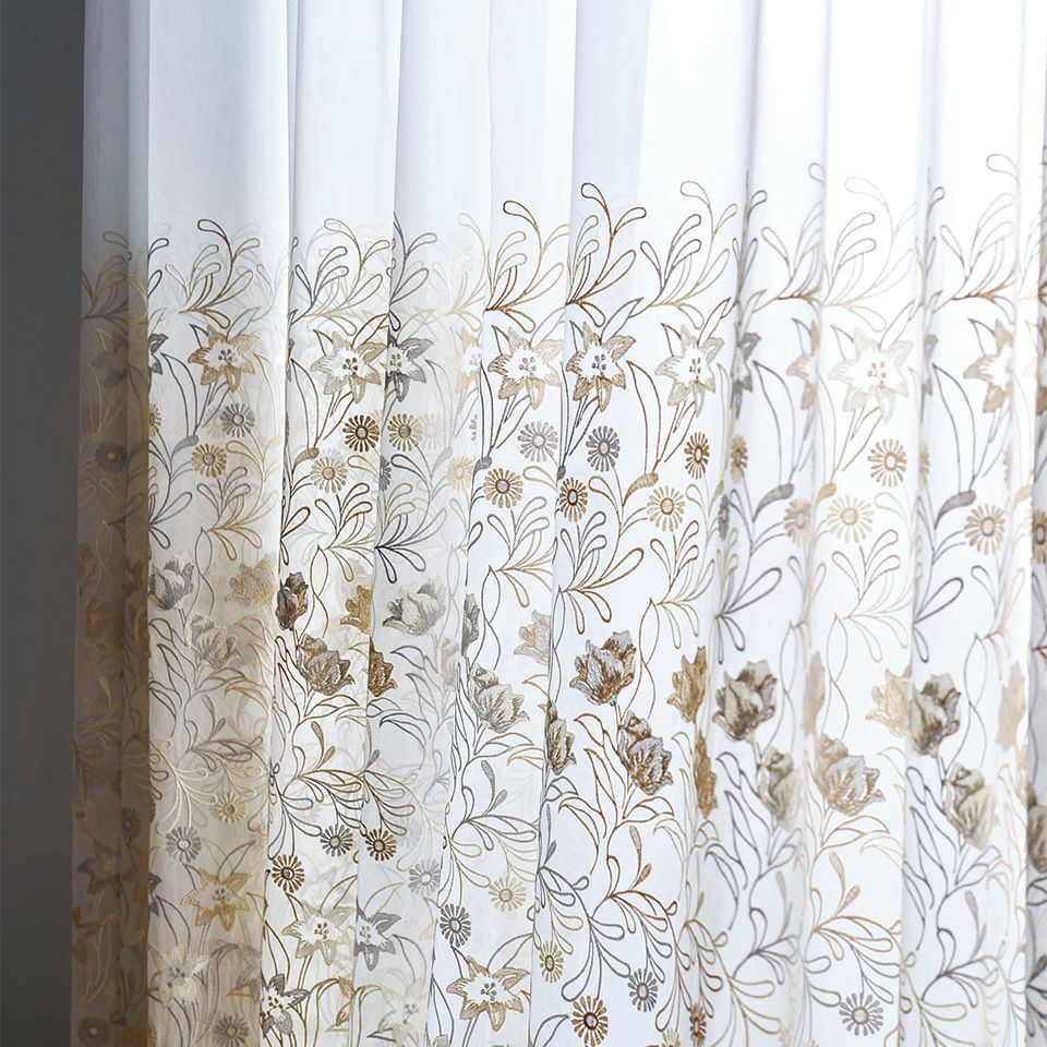 イメージ画像／3色の刺繍糸を使用、柄をスライドさせて色がきれいに配置できるようにデザインを構成しています