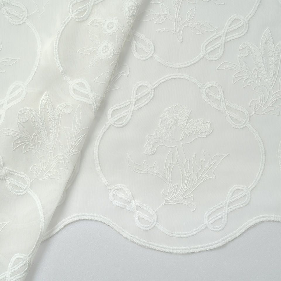 生地拡大画像／枠の部分はボリュームのある糸で密にステッチを入れデザインを強調させ、花の部分は花と葉の部分で強弱をつけ奥行き感を持たせています