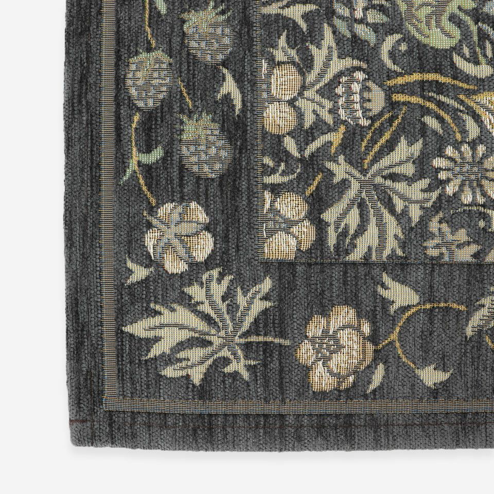 モリスの別荘であるケルムスコット・マナーでいちごをついばむツグミを見て描いたデザインです(カラー：ダークグレー)