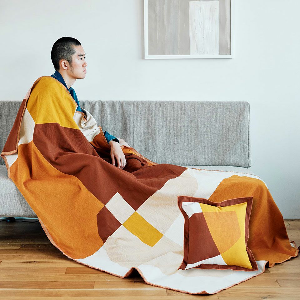 朝日と夕日の心地よさを”色”と”形”というシンプルな要素で再構築したテキスタイルの魅力をストレートに表現した一品です
